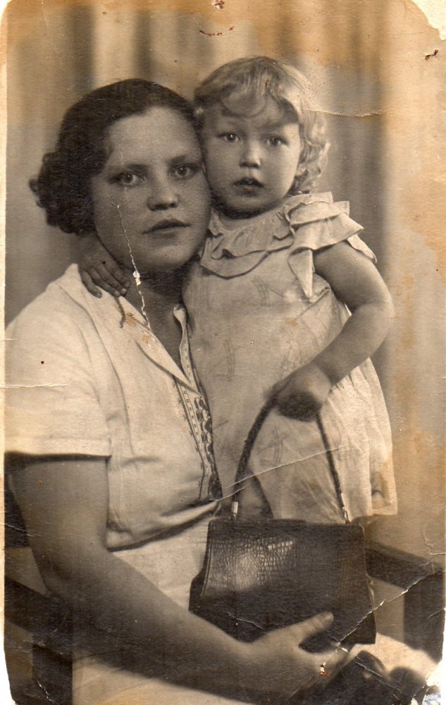 Шаров Василий Фёдорович (1905 -1960) и Шарова Анастасия Михайловна (1913 - не указано)