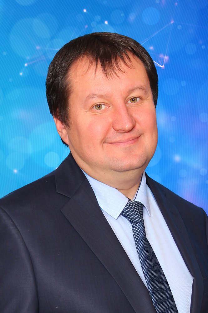 Гамилов Дмитрий Владимирович- директор школы № 215, учитель физики и математики